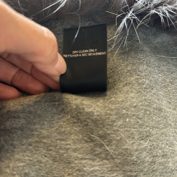 NWOT Saks 5th Avenue, Lambswool Cape with REAL Fox Fur Collar - Picture 4 of 4